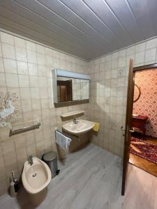 y baño con aseo y lavamanos. en WG in Homberg Efze, Monteurzimmer, 2 Erwachsene, 1 Doppelzimmer Nr 3 