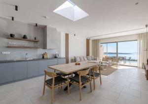 a kitchen and dining room with a table and chairs at Villa Alliopi ein Blick für die Sinne in Kranidi