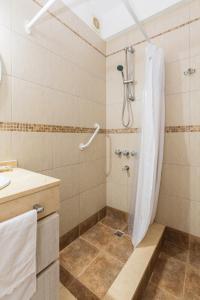 La salle de bains est pourvue d'une douche avec rideau de douche. dans l'établissement La mejor zona de Palermo. Bruna, à Buenos Aires