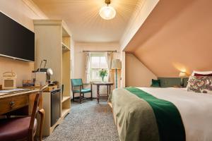 a hotel room with a bed and a kitchen at Hope & Anchor in Hope Cove
