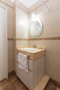La salle de bains est pourvue d'un lavabo et d'un miroir. dans l'établissement La mejor zona de Palermo. Bruna, à Buenos Aires