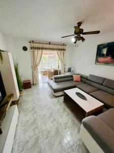 salon z kanapą i stołem w obiekcie Sinforosa Park Apartments w mieście Torrevieja