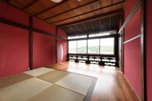 金沢市にあるUFU Kanazawaの赤い壁の空間