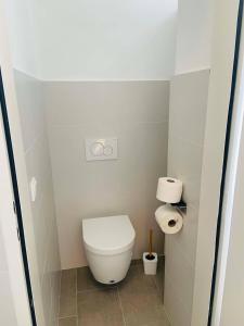 un piccolo bagno con servizi igienici e 2 rotoli di carta igienica di Renovated & Cozy - Close to Museumsquartier a Vienna