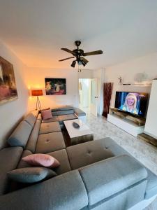 Telewizja i/lub zestaw kina domowego w obiekcie Sinforosa Park Apartments