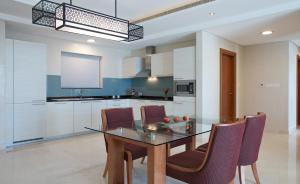 Kuhinja ili čajna kuhinja u objektu Millennium Executive Apartments Muscat