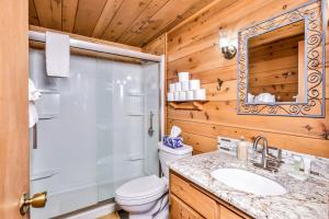 Un baño con ducha, inodoro y lavabo. en Behnkes Bungalow, en Manitowish Waters 22 fotos más
