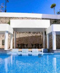 - une grande piscine avec des chaises dans un bâtiment dans l'établissement Boracay Condocation, à Boracay