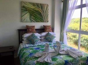 Un dormitorio con una cama con cisnes. en Boracay Condocation en Boracay