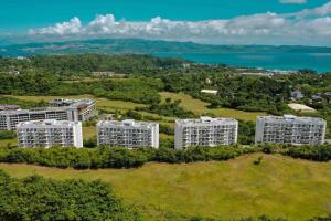 une vue aérienne des bâtiments blancs sur une pelouse dans l'établissement Boracay Condocation, à Boracay