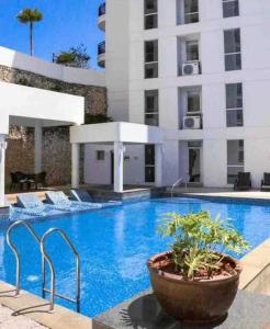 una gran piscina frente a un edificio en Boracay Condocation en Boracay