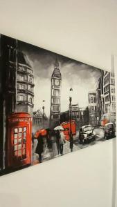 Une peinture d'une ville avec des gens avec des parapluies dans l'établissement Seymour - Marble Arch, Mayfair Apartments hosted by Maysa London, à Londres