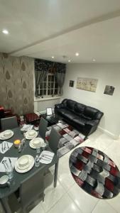 - un salon avec une table et un canapé dans l'établissement Seymour - Marble Arch, Mayfair Apartments hosted by Maysa London, à Londres