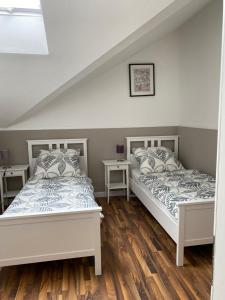 two beds sitting next to each other in a bedroom at Ferienwohnung Schantz in Roßdorf
