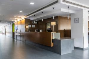 un vestíbulo de oficina con recepción y escritorios en Holiday Inn Express Barcelona City 22@, an IHG Hotel, en Barcelona