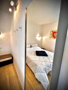 a mirror reflection of a bed in a bedroom at Welcome Traveller AMORE APARTMENTS in Bardolino