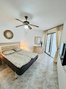 sypialnia z łóżkiem i wentylatorem sufitowym w obiekcie Sinforosa Park Apartments w mieście Torrevieja +24 zdjęcia