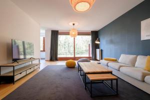 ein Wohnzimmer mit einem Sofa und einem Tisch in der Unterkunft Chaleureux appartement 1 chambre proche Ecole Européenne in Brüssel
