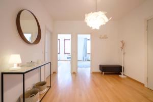 - un salon avec une table et un miroir dans l'établissement Chaleureux appartement 1 chambre proche Ecole Européenne, à Bruxelles