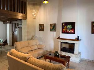 sala de estar con sofá y chimenea en Santa Lucía, en Jerez de la Frontera