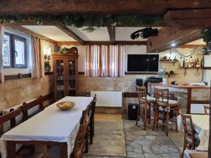 - une cuisine et une salle à manger avec une table et des chaises dans l'établissement Mira Guest House, à Dobrinichte