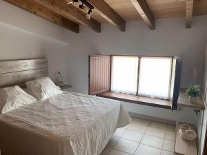 una camera con un grande letto e una finestra di Santa Lucía a Jerez de la Frontera