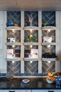 una pared con estanterías con comida y otros artículos en MAD Mount Hotel & Spa, en Nendaz