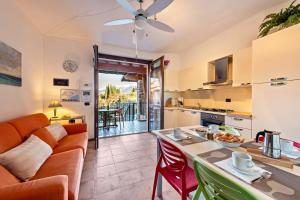 een keuken en een woonkamer met een bank en een tafel bij Appartamento 34 in Toscolano Maderno
