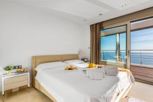 アルテアにあるVilla Campomanes - PlusHolidaysの海の景色を望むベッドルーム1室(大型ベッド1台付)
