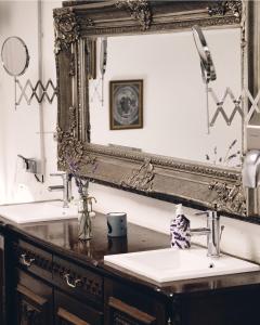 Baño con 2 lavabos y espejo en Camping d'artagnan, en Margouët-Meymès