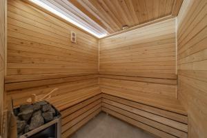 una sauna con paredes de madera y techo en Rei House Apartmani, en Belgrado