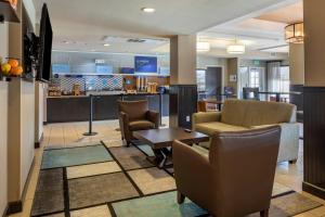 um átrio de um hotel com cadeiras e um bar em Holiday Inn Express & Suites Indio - Coachella Valley, an IHG Hotel em Indio