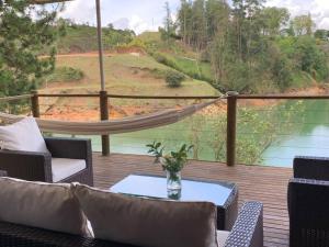 porche con hamaca y vistas al río en Guatapulco, en Guatapé