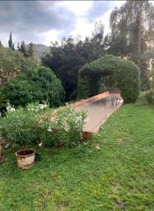 a garden with a bench in the grass at Relais Il Pigno in Affi