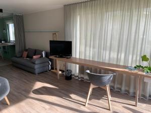 salon z dużym stołem i kanapą w obiekcie Ferienwohnung am See w mieście Ascheberg