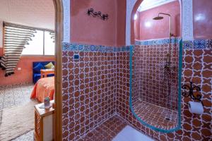uma casa de banho com um chuveiro num quarto em Riad Mosaic em Chefchaouene