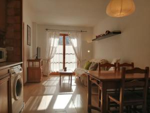 Kuchyňa alebo kuchynka v ubytovaní Apartamento en planta baja con jardín Dellui 2
