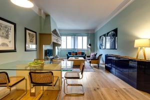 Una cocina y una sala de estar con mesa y sillas. en Frida Luxury Apartment by Mamo Florence, en Florencia