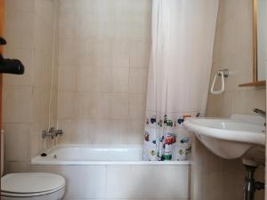 Kúpeľňa v ubytovaní Apartamento en planta baja con jardín Dellui 2 + 4 fotografie
