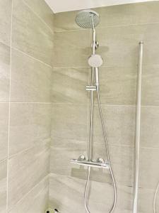 La salle de bains est pourvue d'une douche avec un pommeau de douche. dans l'établissement Eclectic Dwelling, à Manchester