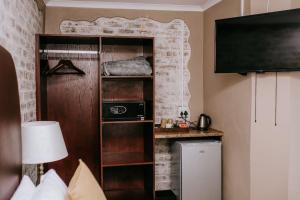 a room with a book shelf and a tv at La Bendicion in eMalahleni