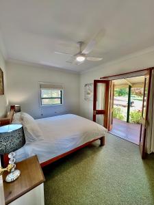 WalchaRed Hill Cottage Walcha的带床和滑动玻璃门的卧室