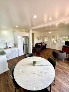 WalchaRed Hill Cottage Walcha的一个带桌椅的大客厅