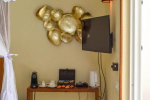 TV a/nebo společenská místnost v ubytování Alma Boutique Hotel