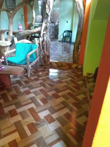 pasillo con suelo de madera y 2 sillas en POSADA KAUAI, en Mocoa
