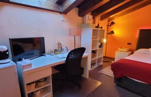 塞哥維亞的住宿－帕拉西奧聖法昆多酒店，一间卧室配有一张桌子、一台电脑和一张床