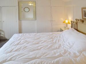 チャーマスにあるApple Tree Cottageの白いベッドルームの大きな白いベッド