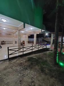 ein Haus mit einem Zaun davor in der Nacht in der Unterkunft Pousada Fernandes in Aratuba