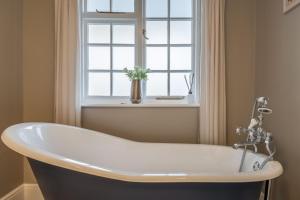 Koupelna v ubytování Bell Tower Cottage + 22 fotografií