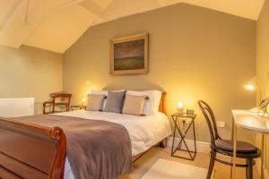 Postel nebo postele na pokoji v ubytování Bell Tower Cottage